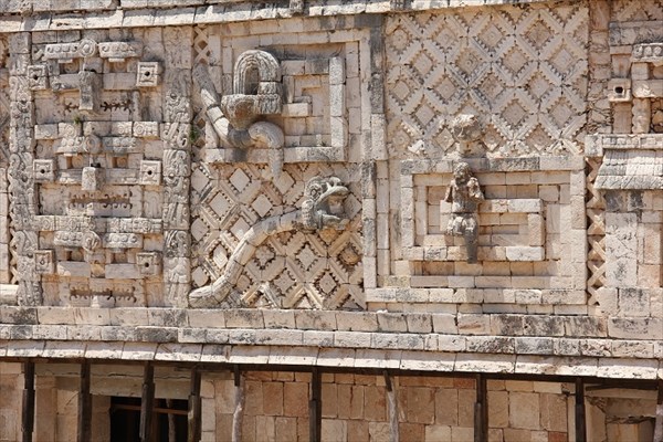 046-Ушмаль, Женский монастырь, западная стена, голова змеи